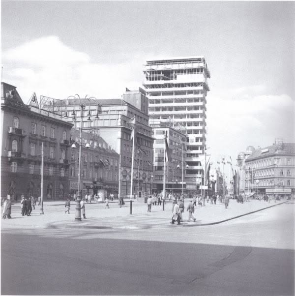 Trg Republike (današnji Trg bana Jelačića) 1957. godine, ilički neboder u izgradnji B